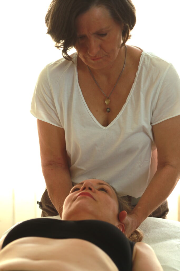 Frau in Osteopathie-Behandlung