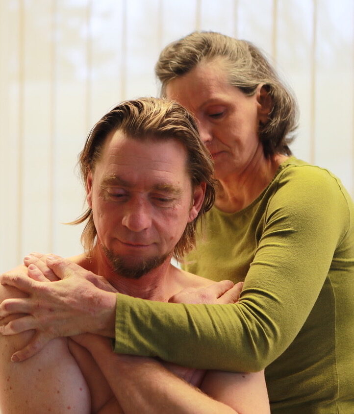 Mann in Osteopathie-Behandlung. Sabine Jaggi hat verschiedene Therapietechniken im Angebot